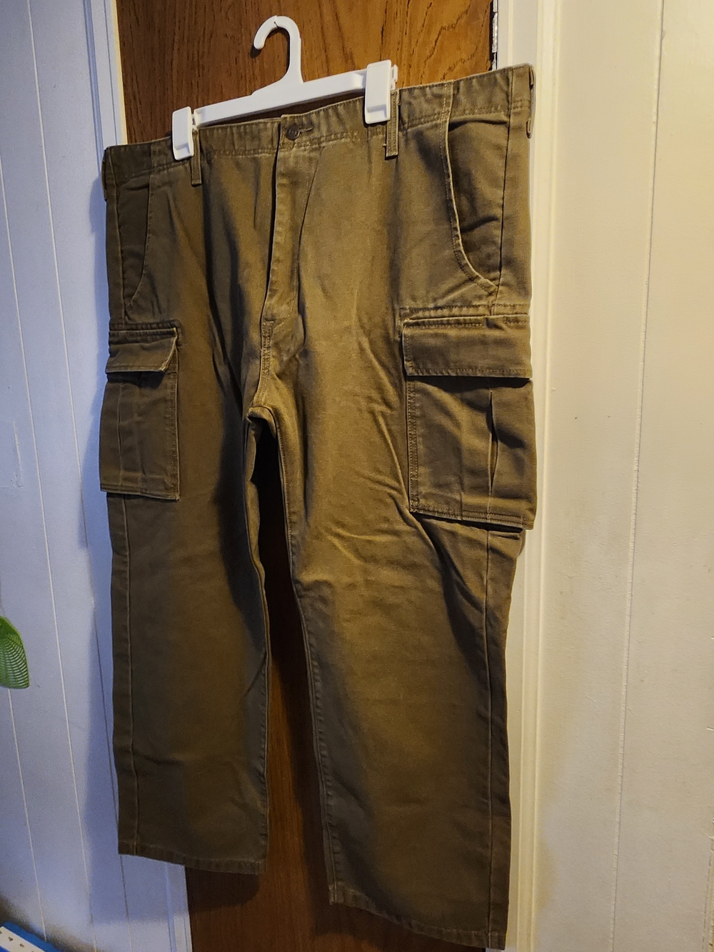 Levi’s Brown Canvas Cargo Pants 42R — Rugged, Reliable & Ready for Anything